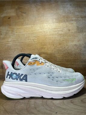 Hoka One One Clifton 9 REFLECTIVE Womens Size 7.5 Running Shoes Sneakers Vanilla